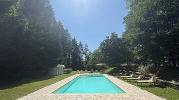 Piscine extérieure, chaises longues