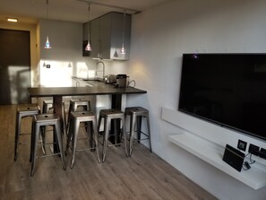 Een koelkast, een microgolfoven, een oven, een kookplaat