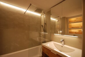 Ensemble douche/baignoire, sèche-cheveux, savon, papier toilette
