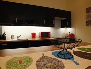 Frigorifero, microonde, forno, piano cottura