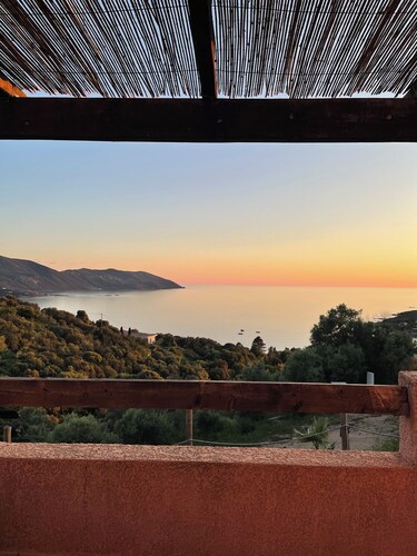 Haus mit Garten- und Meerblick. Ruhige Gegend, Nähe zum Strand