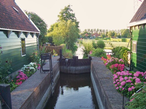 Near Amsterdam, luxury guesthouse with kitchen, Jacuzzi and private Finnish sauna