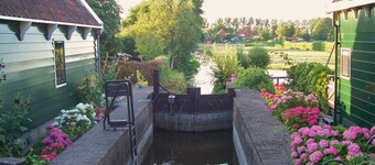 Near Amsterdam, luxury guesthouse with kitchen, Jacuzzi and private Finnish sauna