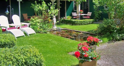 Near Amsterdam, luxury guesthouse with kitchen, Jacuzzi and private Finnish sauna