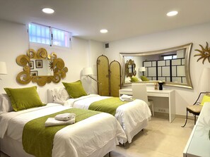 5 chambres, coffres-forts dans les chambres, bureau