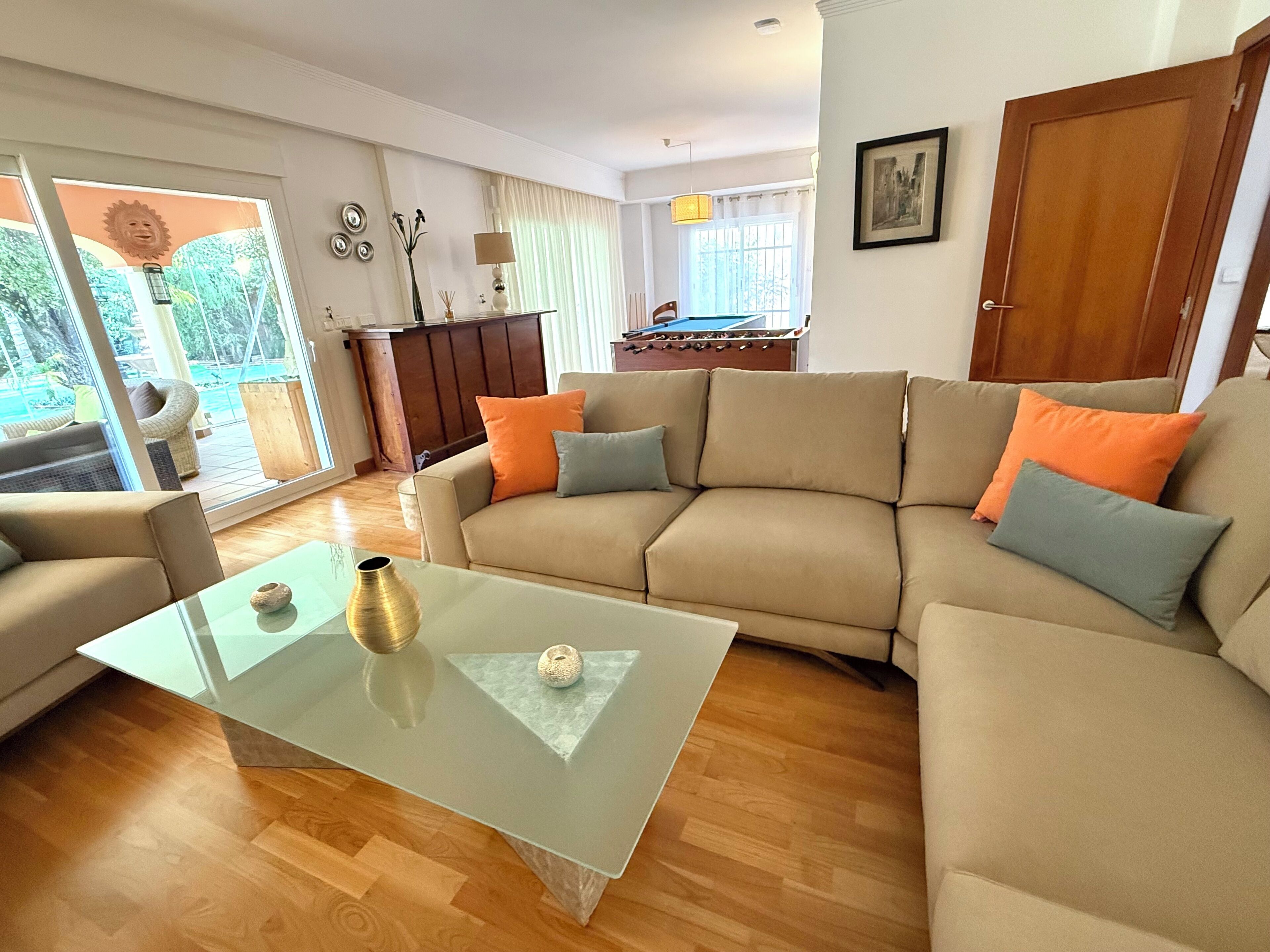 Smart-tv, videospelletjes, tafelvoetbal en een tafeltennistafel