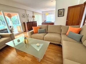 TV connectée, jeux vidéo, baby-foot, table de tennis de table