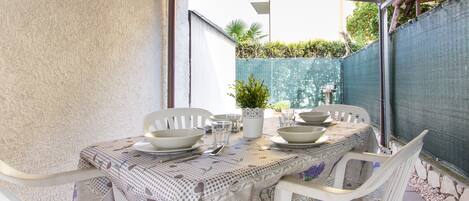 تناول الطعام بالخارج