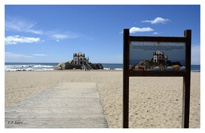 Playa en los alrededores y toallas de playa 