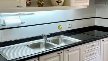 Frigorífico, microondas, horno y placa de cocina
