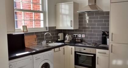 Lymington High Street, Town House, Sun Terrace, Parking, Solent Views, Wifi