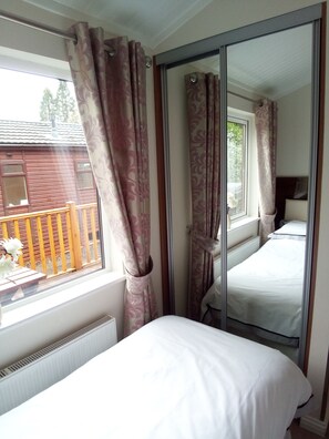 2 bedrooms, memory foam beds, iron/ironing board, travel crib - Log Cabin On Shores Of Lake Windermere, Surrounded By Breathtaking Scenery (Windermere)