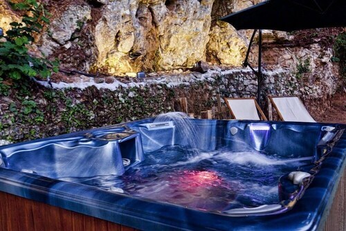 RUSTIQUE RAFFINÉ AVEC UN CHIC DE PAYS DE GOÛT IMMERGÉ DANS UNE OASIS DE PAIX