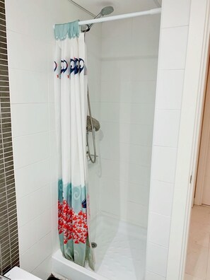 Tina con regadera, secadora de cabello, bidet, toallas