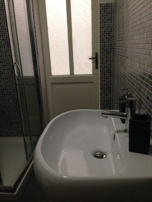Shower, hair dryer, bidet, towels - Villa Rosa - A wonderful villa in liberty style on Lake Iseo (Iseo)