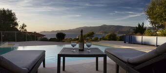 Sea views. Infinity saline pool  Sleeps 7 (+2 kids, enquire prior to booking)