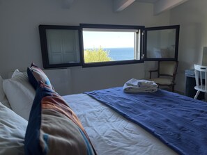 4 habitaciones, escritorio y tabla de planchar con plancha 