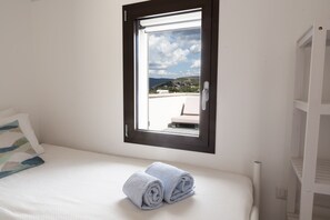 4 bedrooms, desk, iron/ironing board, travel crib - Sea views. Infinity saline pool (magomados)