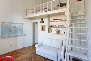 TV connectée, livres, chaîne hi-fi