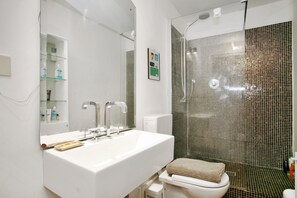 Dusche, Haartrockner, Bidet, Handtücher