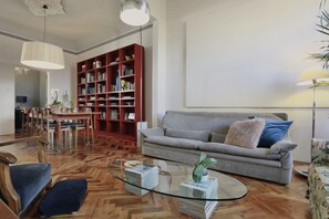 Smart-TV, Bücher, Stereoanlage