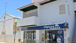 Un edificio con un letrero que dice 'Imobiliária Real Estate' y 'algarve manta' en la fachada.