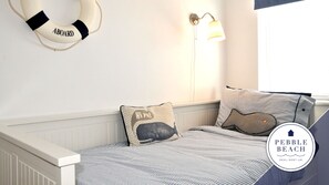 2 chambres, fer et planche à repasser, lit de bébé portatif