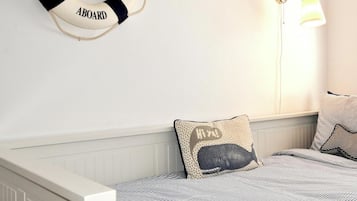 2 bedrooms, iron/ironing board, travel cot, free WiFi