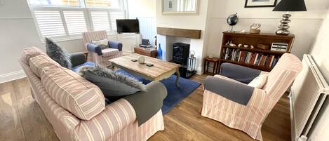 Smart TV, caminetto, libri