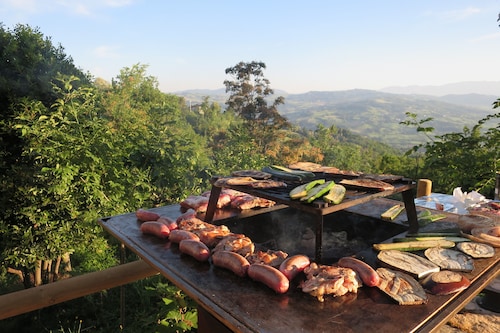 HOUSE WITH LARGE GARDEN AND PRIVATE POOL 