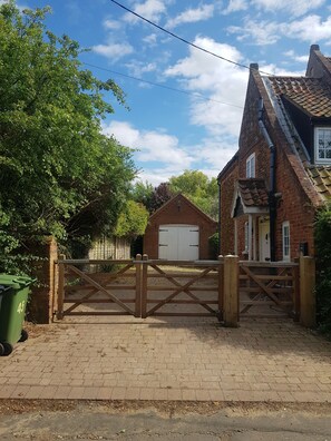 Exterior - Brick and flint pet friendly cottage a short walk to sandy beach and pub (Holme next-the-sea)