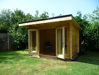 Brick and flint pet friendly cottage a short walk to sandy beach and pub