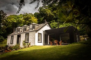 Exterior - Modern Cottage, big garden, AGA, Loch/Mountain Views. Cinema Room & Log Burner (Arrochar)