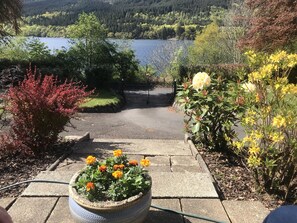 Property grounds - Modern Cottage, big garden, AGA, Loch/Mountain Views. Cinema Room & Log Burner (Arrochar)