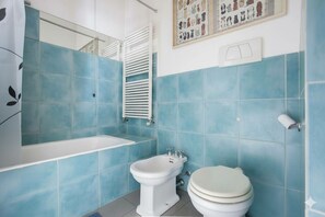 Kombination af bruser/badekar, gratis toiletartikler, hårtørrer, bidet