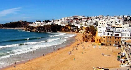 Deluxe apartment in Albufeira old town, 200m walk to beach, pool & parking