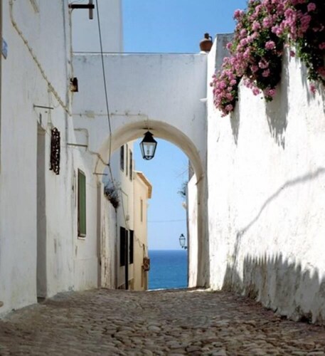 Deluxe apartment in Albufeira old town, 200m walk to beach, pool & parking