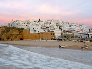 Beach nearby - Deluxe apartment in Albufeira old town, 200m walk to beach, pool & parking (Albufeira)