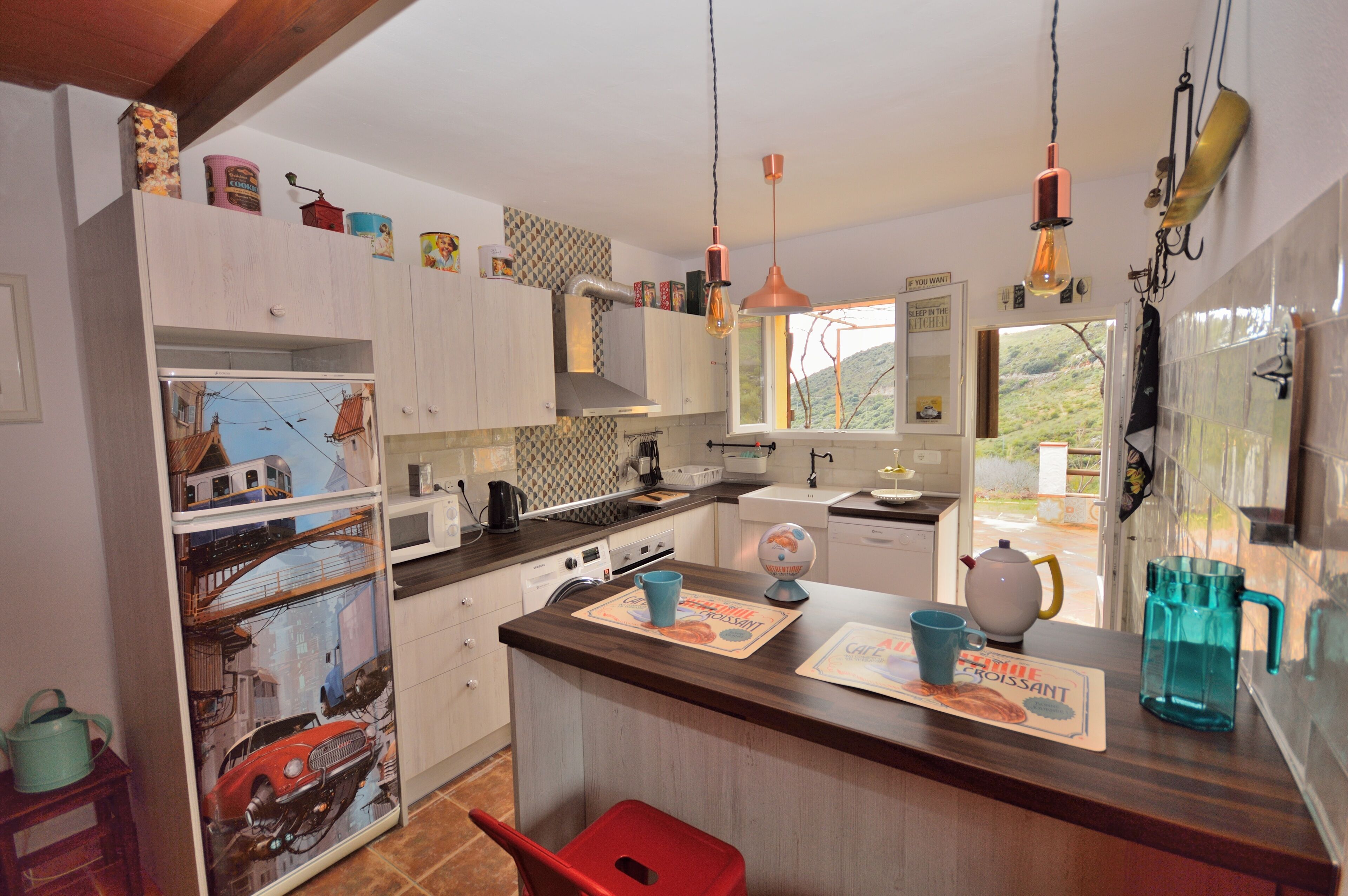 Réfrigérateur, micro-ondes, four, plaque de cuisson