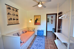 2 habitaciones, tabla de planchar con plancha y cuna de viaje 