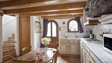 Réfrigérateur, micro-ondes, plaque de cuisson, cafetiÚre/bouilloire