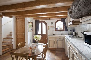 Fridge, microwave, stovetop, coffee/tea maker - Beautiful cottage in a peaceful village known for its stunning walks and wine. (Cébazan)