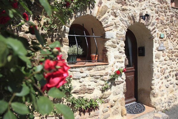 Exterior detail - Beautiful cottage in a peaceful village known for its stunning walks and wine. (Cébazan)