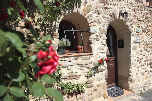 Beautiful cottage in a peaceful village known for its stunning walks and wine.