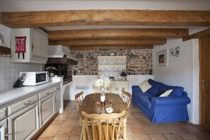 Interior - Beautiful cottage in a peaceful village known for its stunning walks and wine. (Cébazan)