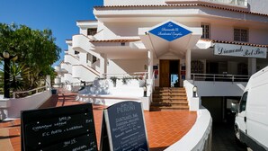 Un hotel con un letrero que indica “Los Diamantes III Residential Complex” y “Diamonds Pool Bar”.