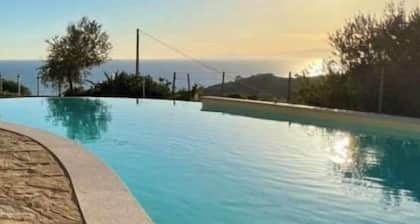 ☀️Südsardinien 🌺Atemberaubender sonniger Pool mit salzigem Meerblick"