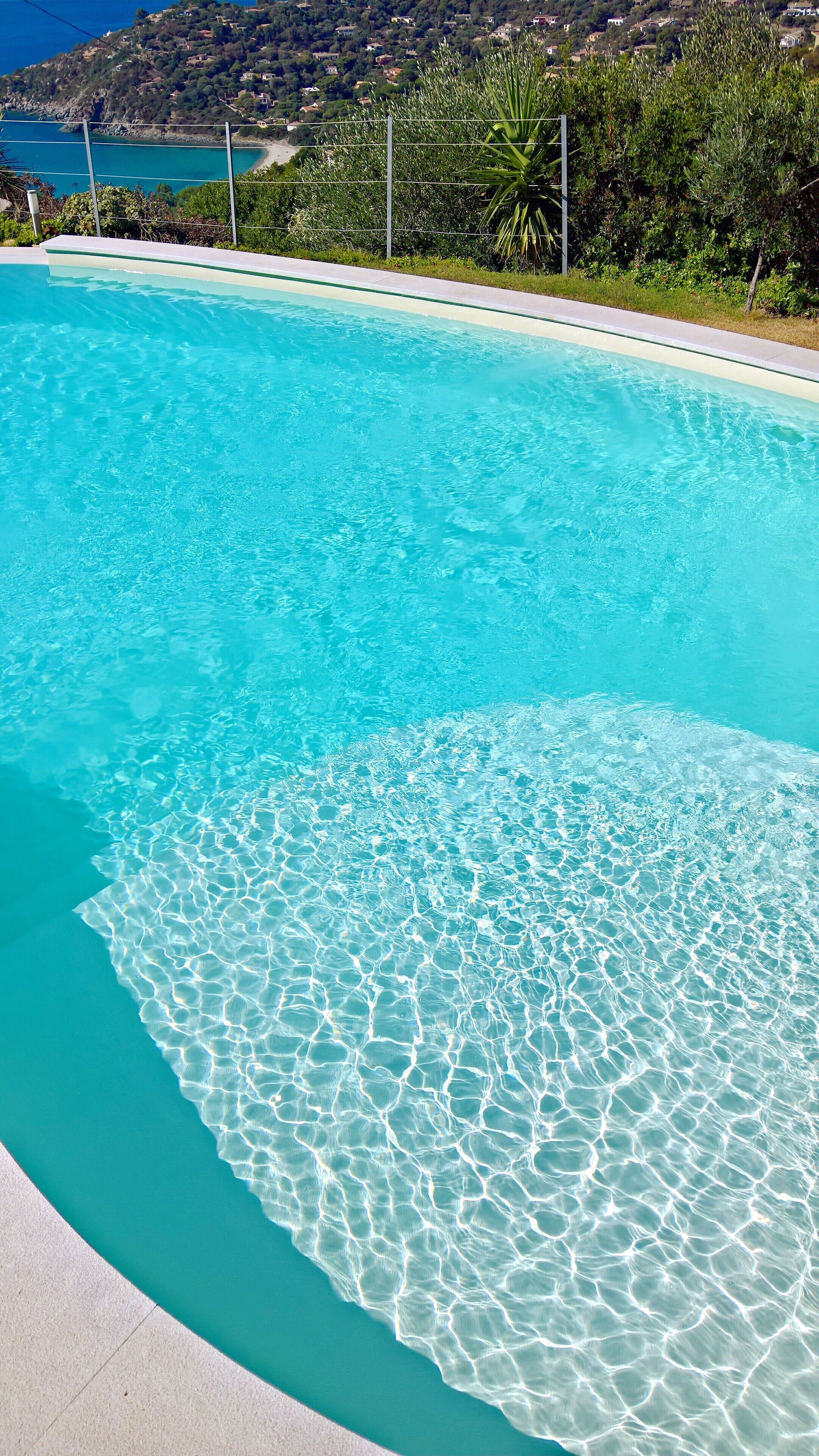 Piscina all'aperto, lettini