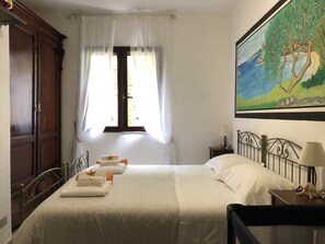 3 chambres, coffres-forts dans les chambres, fer et planche à repasser