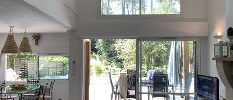 Smart-TV, Kamin, Bücher, Stereoanlage